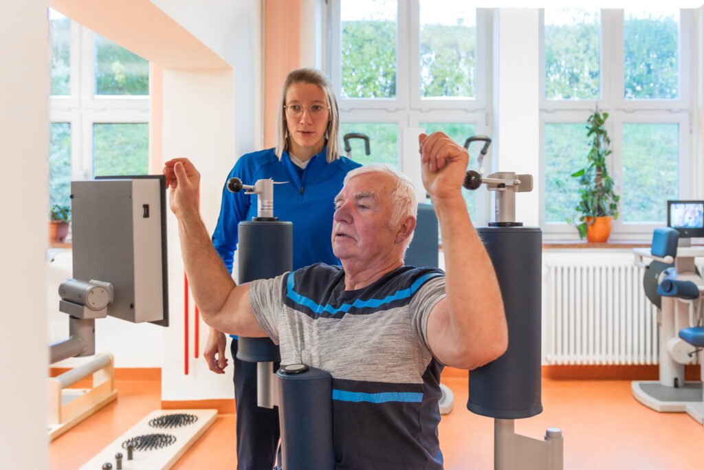 Jürgen Taubert und die Bornaer Sporttherapeutin Tomke Meyer beim gemeinsamen Training im MTT-Berich des Sana Klinikums Borna